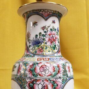 VTG Y.T. DECORATED IN HONG KONG PORCELAIN VASE WITH FLORAL DESIGN MID CENTURY